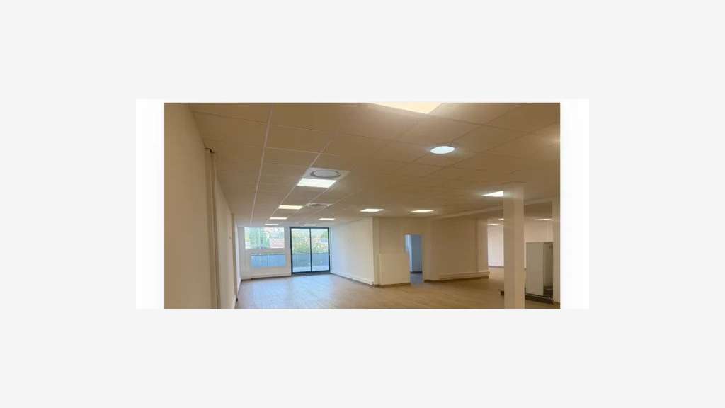 A louer bureaux 250m² + terrasse + 7 pkg à Biot