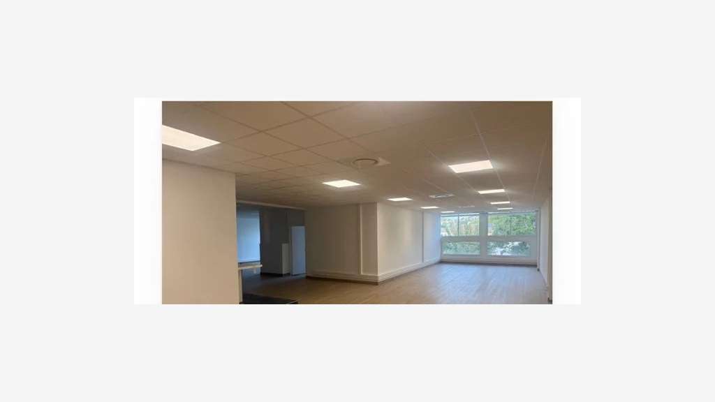 A louer bureaux 250m² + terrasse + 7 pkg à Biot