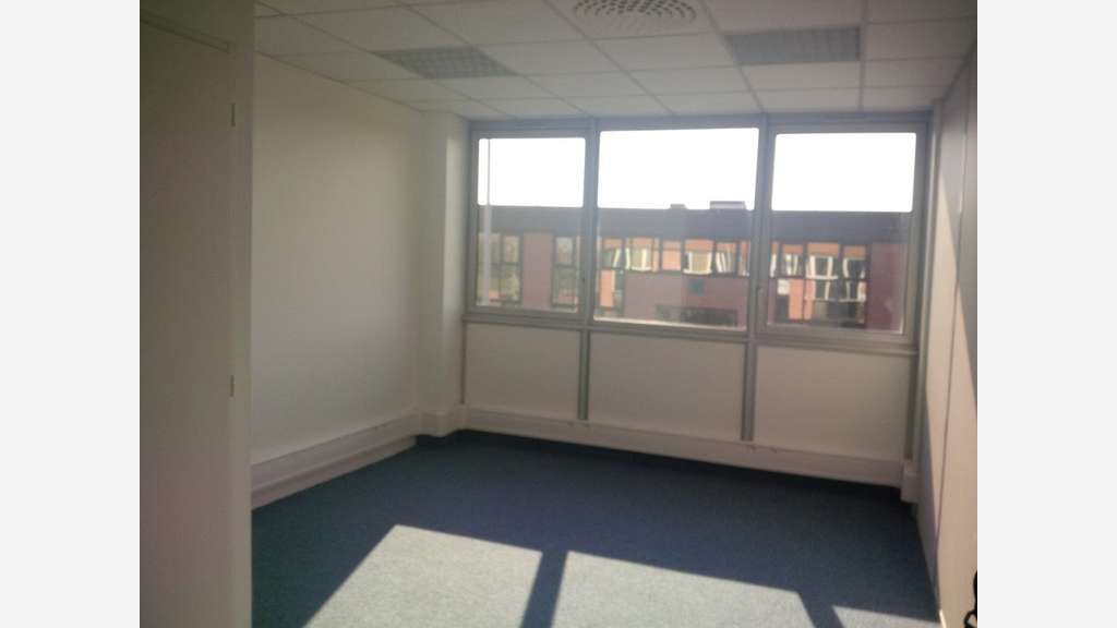 Location bureaux 3000m² idéalement situé à Blagnac