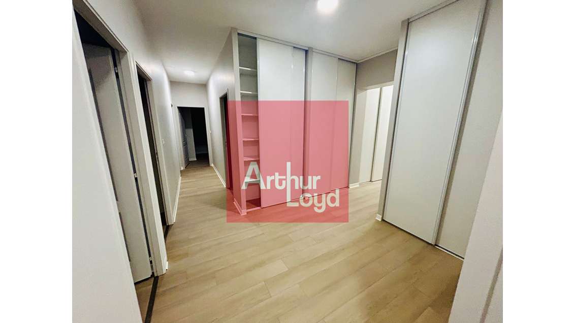 A louer bureaux 162m² idéalement situé à Boé