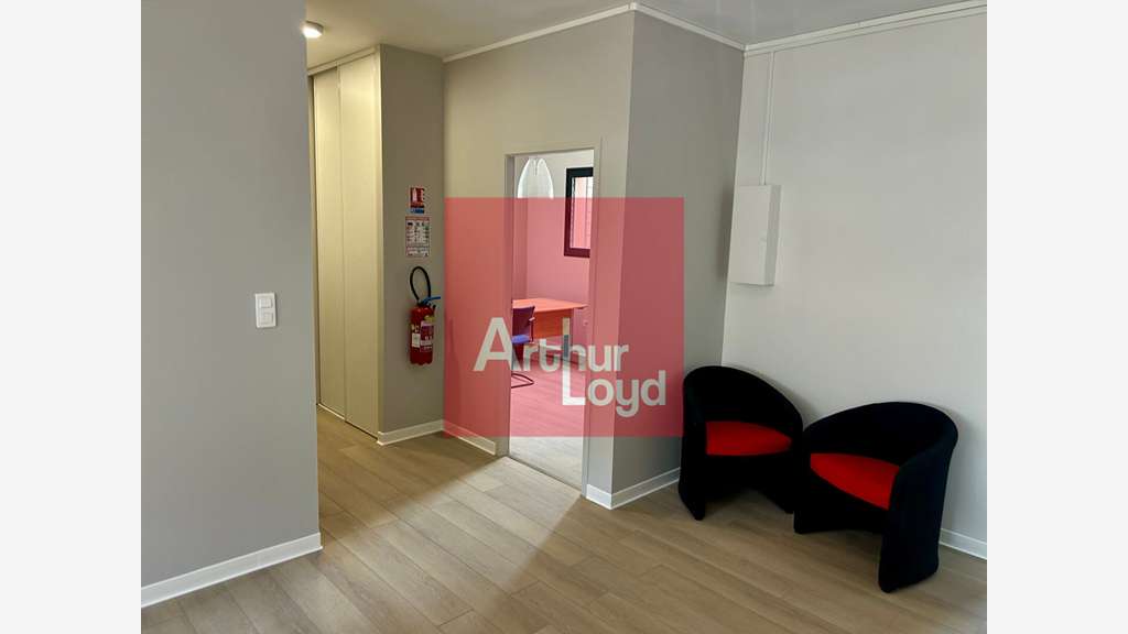 A louer bureaux 162m² idéalement situé à Boé