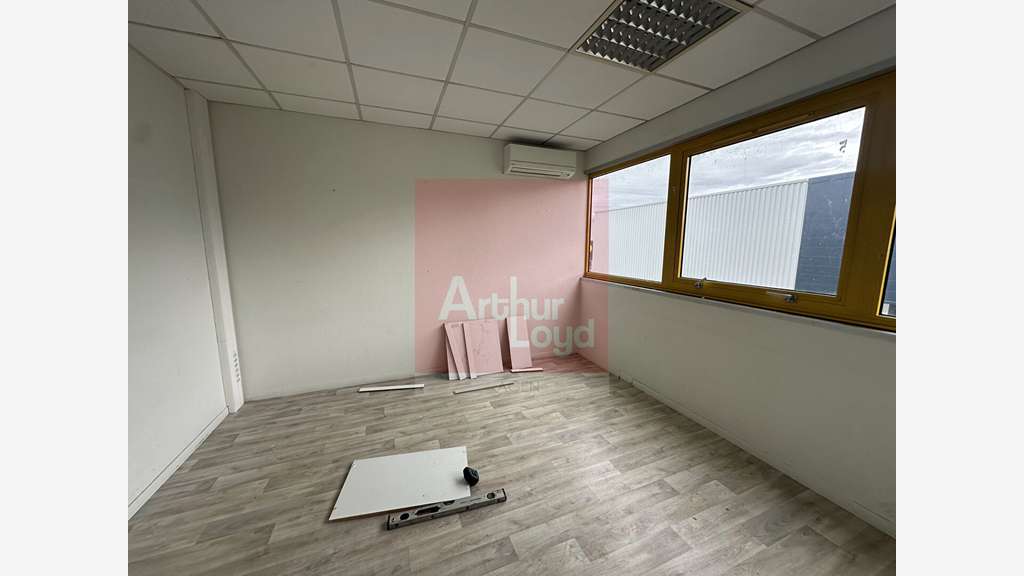 A louer bureaux 150m² R+1 zone dynamique de Boé