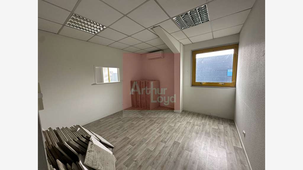 A louer bureaux 150m² R+1 zone dynamique de Boé