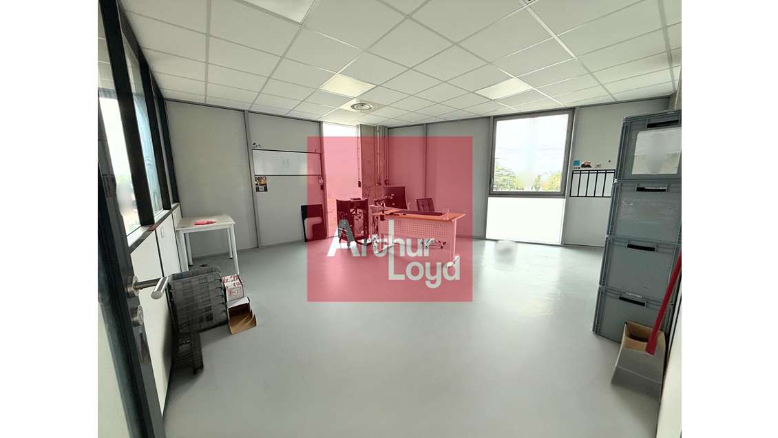 Bureaux 170m² à louer en centre d'affaires à Boé
