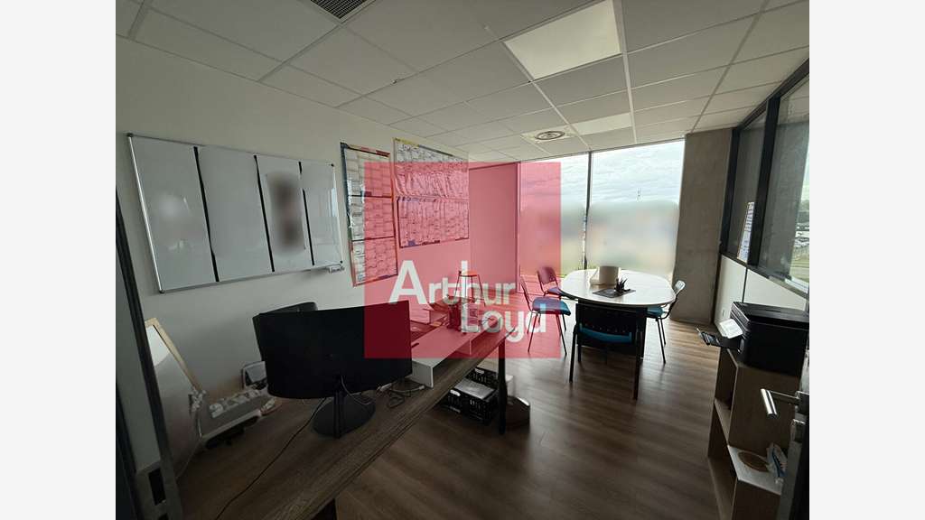 Bureaux 170m² à louer en centre d'affaires à Boé
