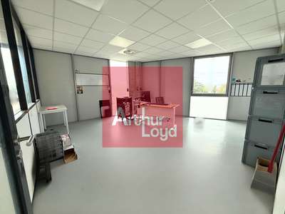 Bureaux 170m² à louer en centre d'affaires à Boé