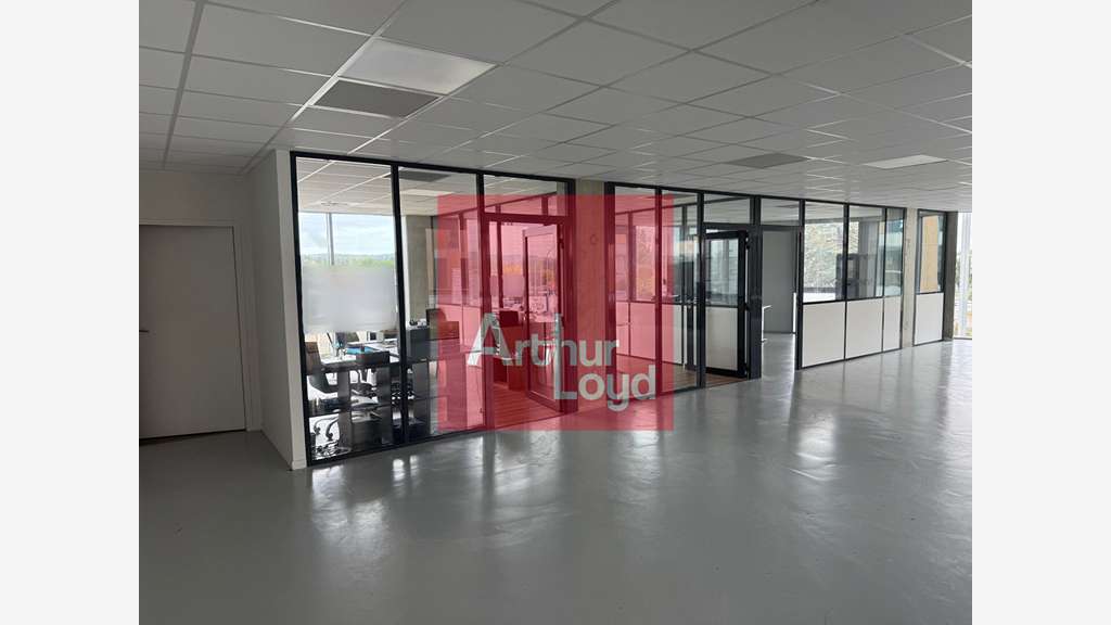 Bureaux 170m² à louer en centre d'affaires à Boé