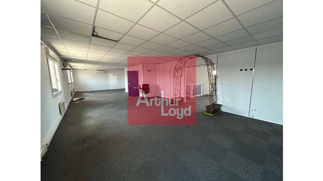 Plateau de bureaux 150m² lumineux R+2 à Boé