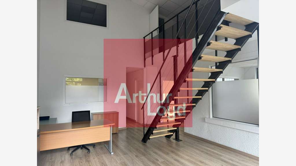 Bureaux 159 m² à louer en zone commerciale BOE