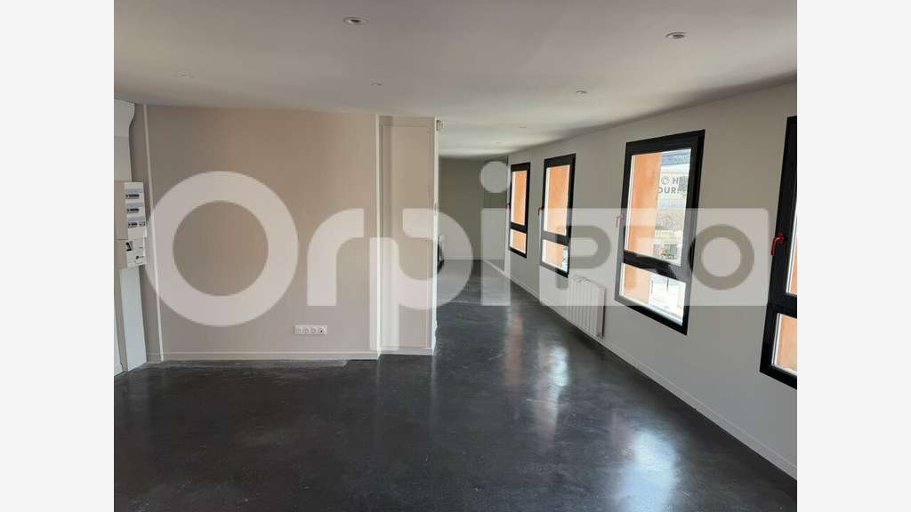 A louer bâtiment mixte 123m² avec parking à Bolbec