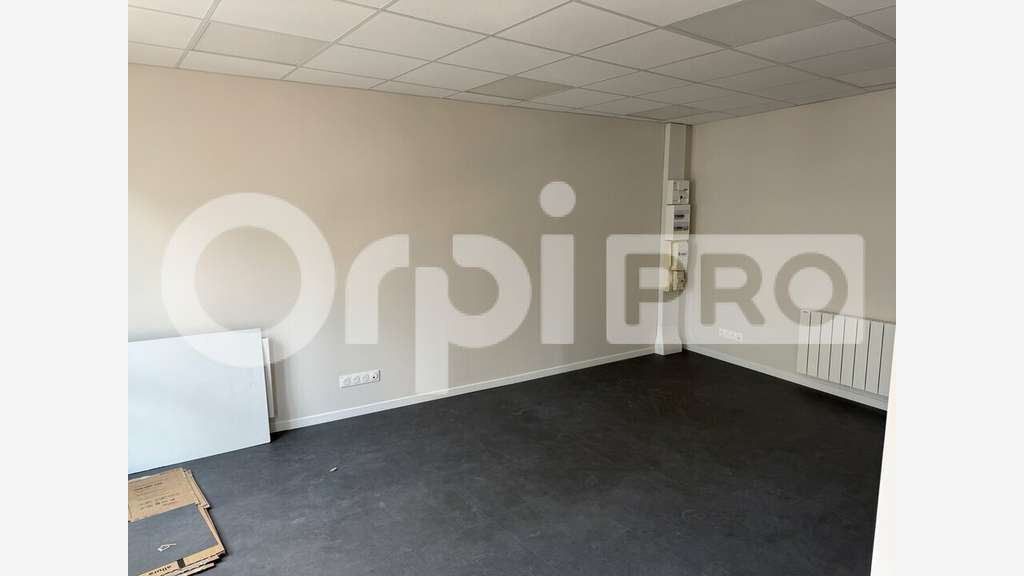 A louer bâtiment mixte 123m² avec parking à Bolbec