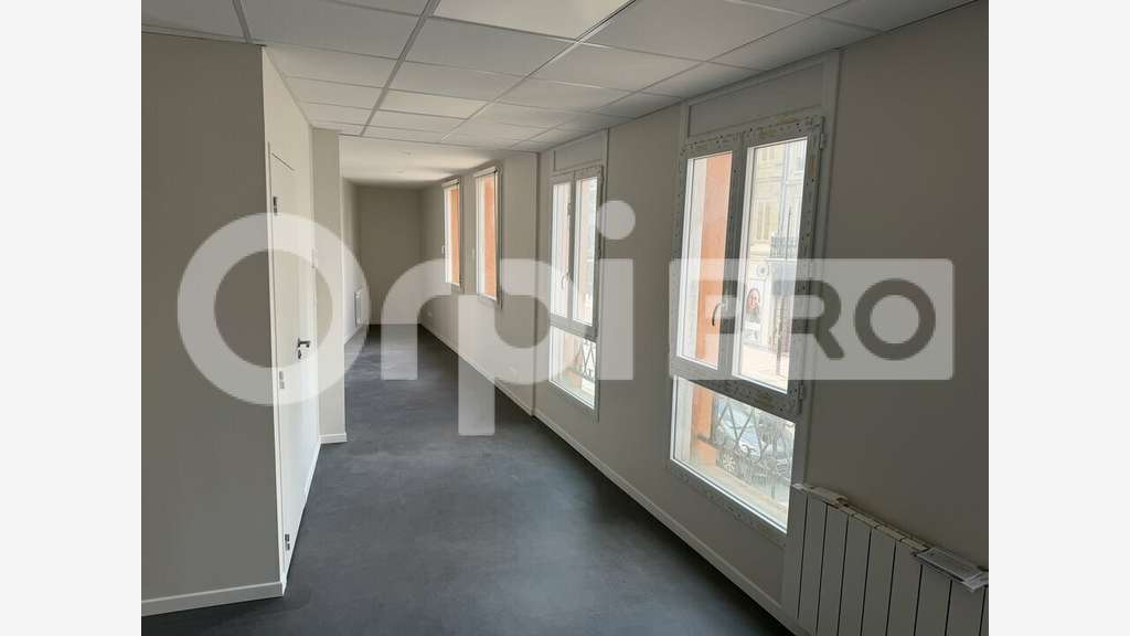 A louer bâtiment mixte 123m² avec parking à Bolbec