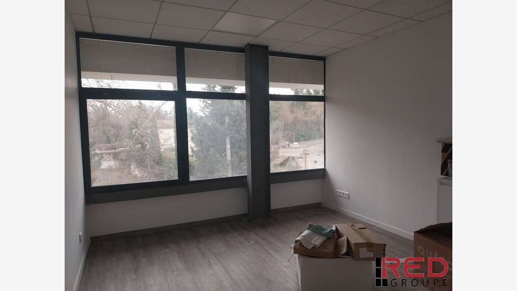 Loue 2 bureaux partagés de 32m² à Bouc-bel-Air