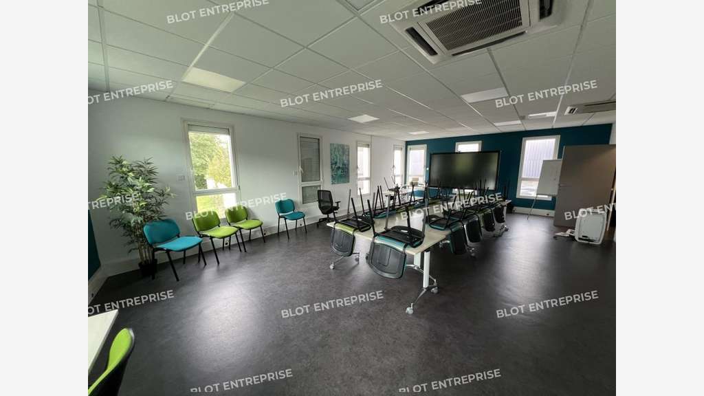 A louer bureaux 700m² proche aéroport Bouguenais 