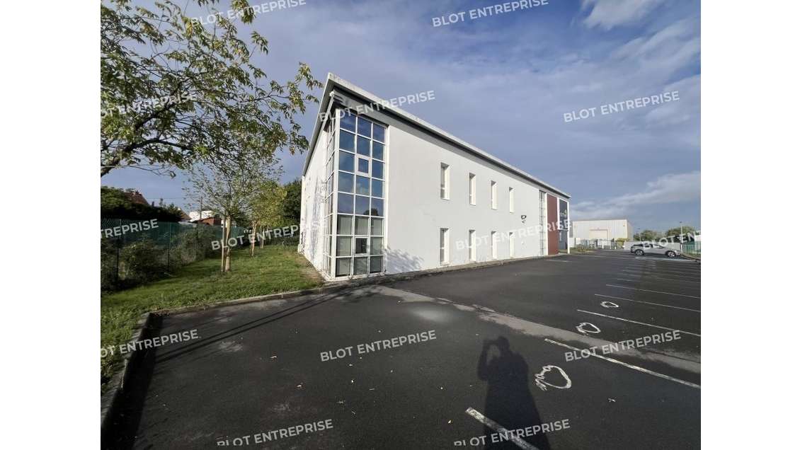 A louer bureaux 700m² proche aéroport Bouguenais 