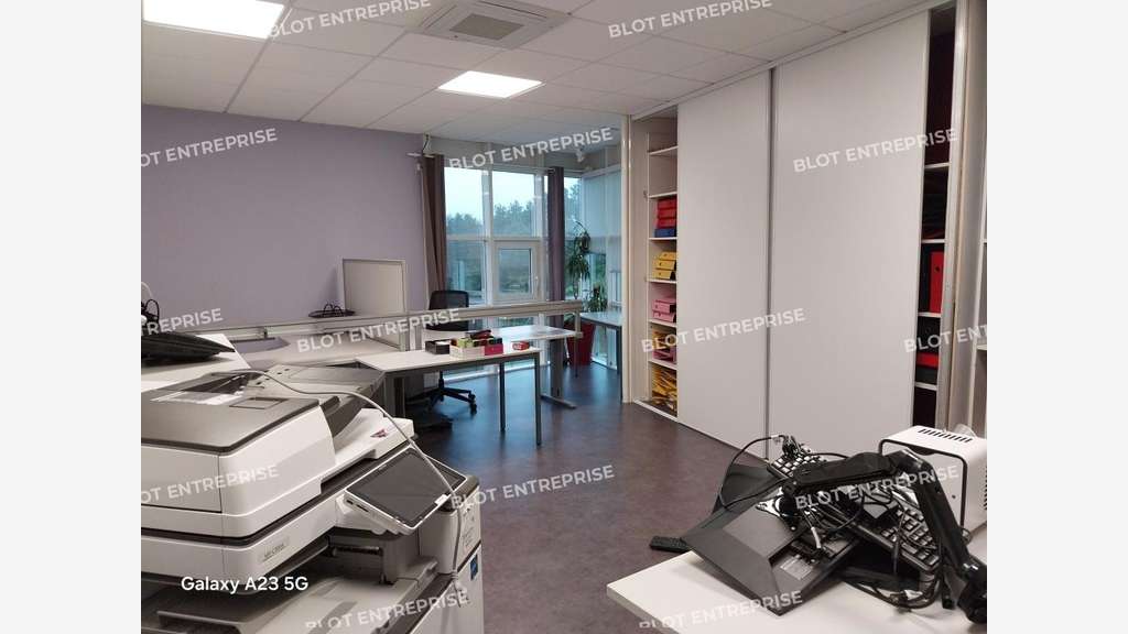A louer bureaux 700m² proche aéroport Bouguenais 