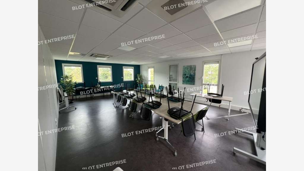 A louer bureaux 700m² proche aéroport Bouguenais 