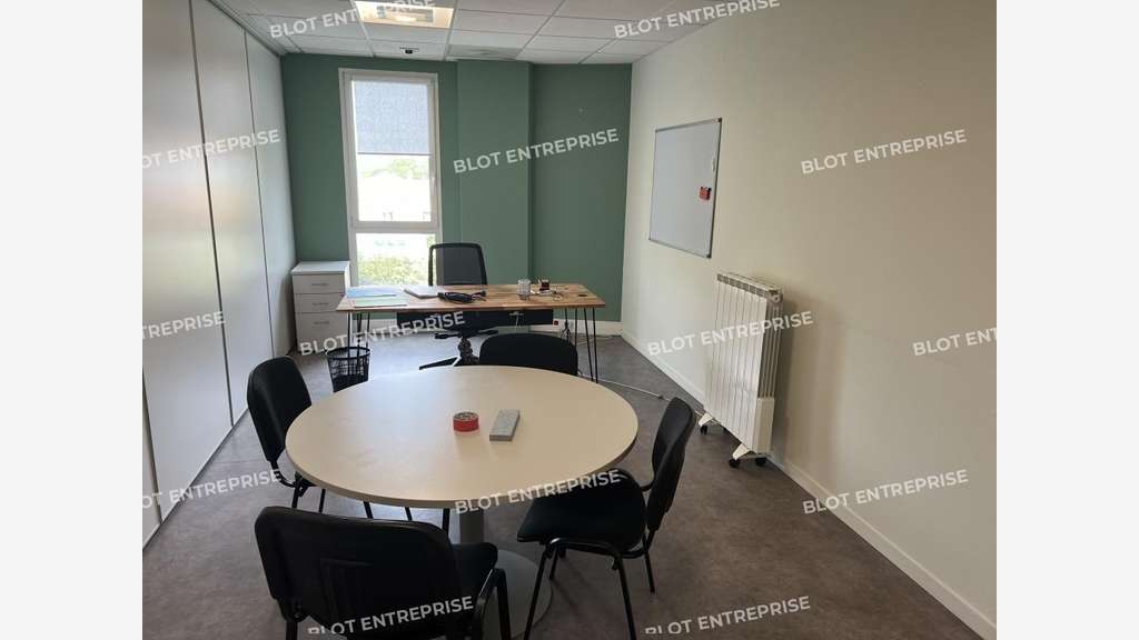 A louer bâtiment 700m² avec bureaux à Bouguenais