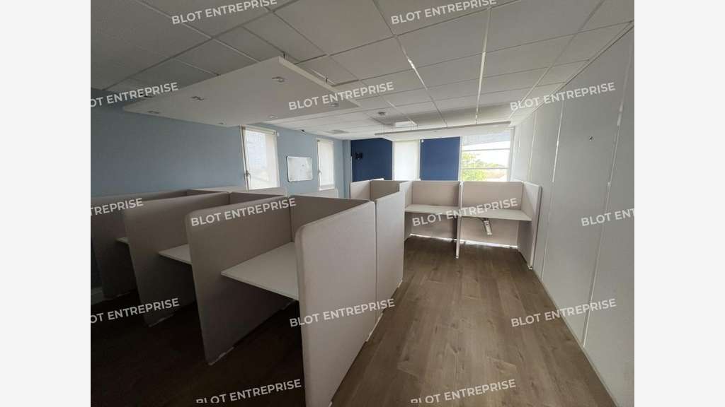 A louer bâtiment 700m² avec bureaux à Bouguenais