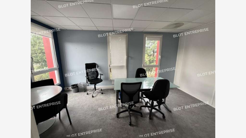 A louer bâtiment 700m² avec bureaux à Bouguenais