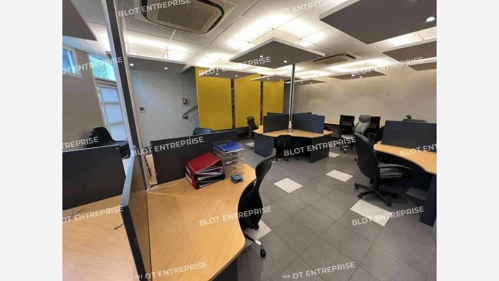 A louer bâtiment 700m² avec bureaux à Bouguenais