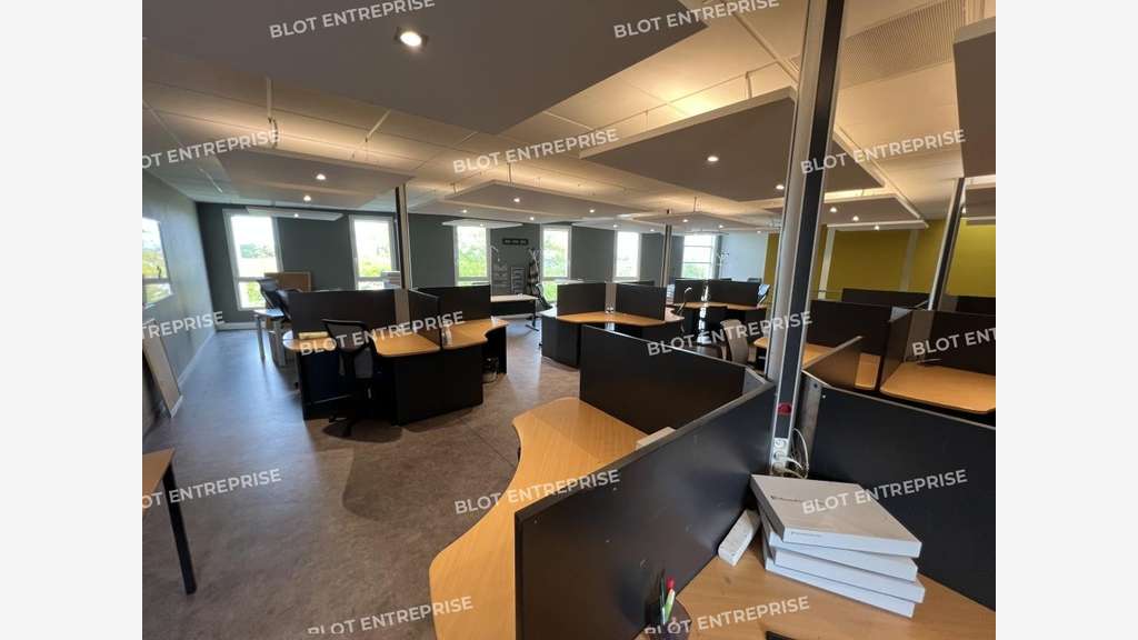 A louer bâtiment 700m² avec bureaux à Bouguenais