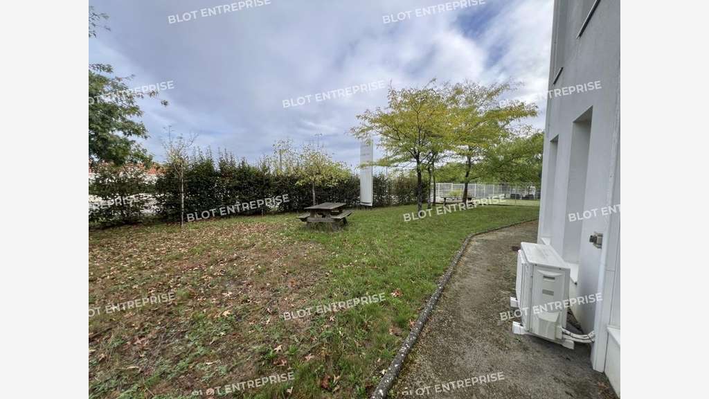 A louer bâtiment 700m² avec bureaux à Bouguenais