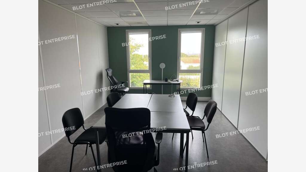 A louer bâtiment 700m² avec bureaux à Bouguenais
