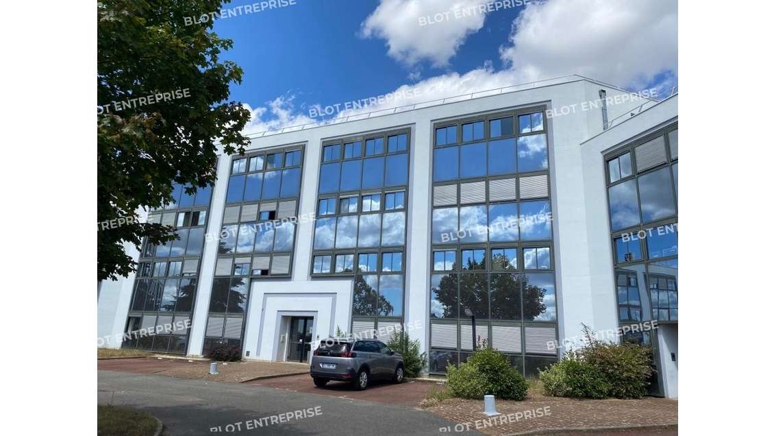 A louer bureaux cloisonnés câblés 82m² Bouguenais