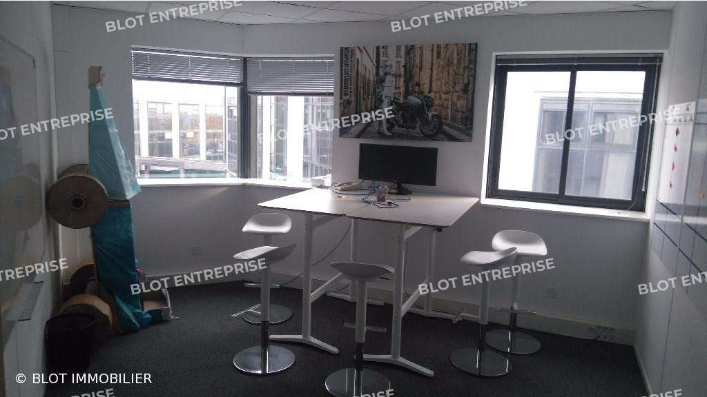 A louer bureaux cloisonnés câblés 82m² Bouguenais
