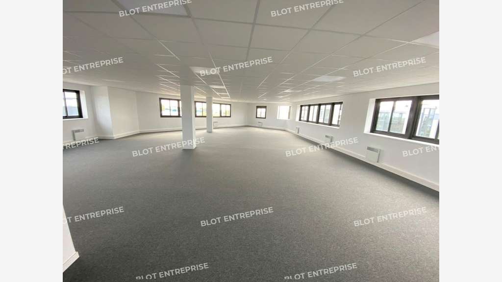 A louer bureaux cloisonnés câblés 82m² Bouguenais