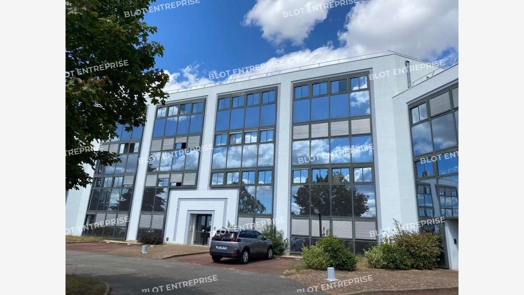 A louer bureaux cloisonnés câblés 82m² Bouguenais