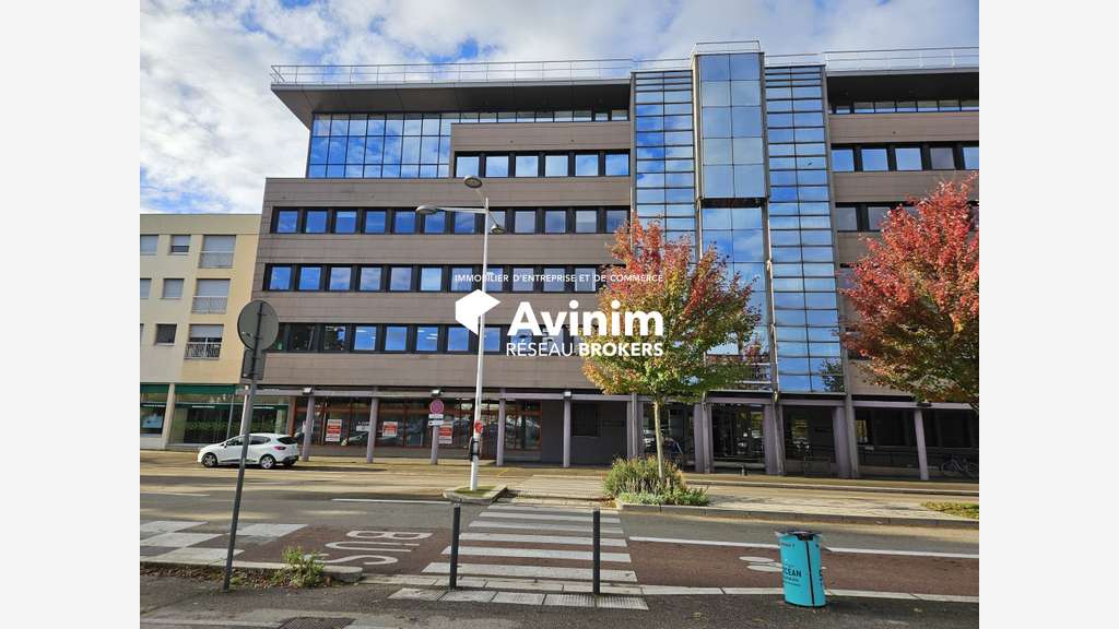 A louer 4 bureaux R+1 aux normes ERP / PMR à Bourg