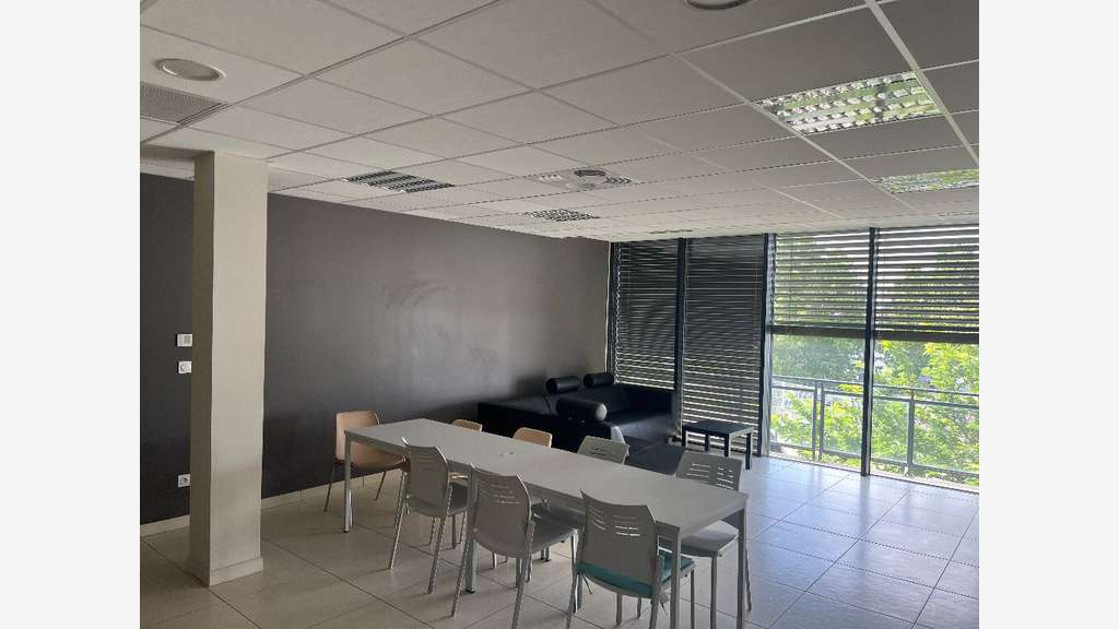 A louer bureaux récents 156m² à Bourg-lès-Valence