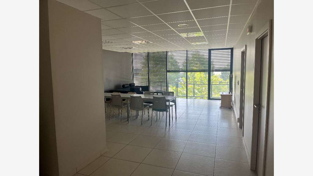 A louer bureaux récents 156m² à Bourg-lès-Valence