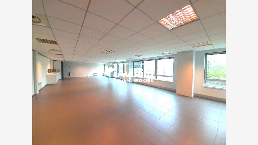 Très beau plateau de bureau 662m² à louer bourges