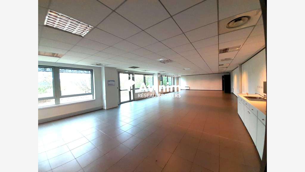 Très beau plateau de bureau 662m² à louer bourges