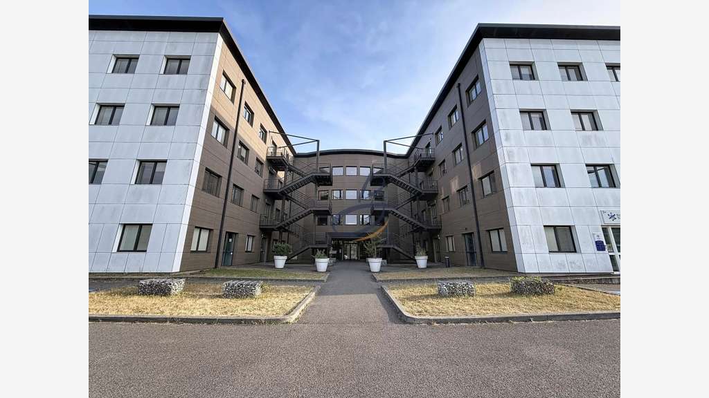 Loue bureaux de 80m² + 4 parkings Bourgoin-Jallieu