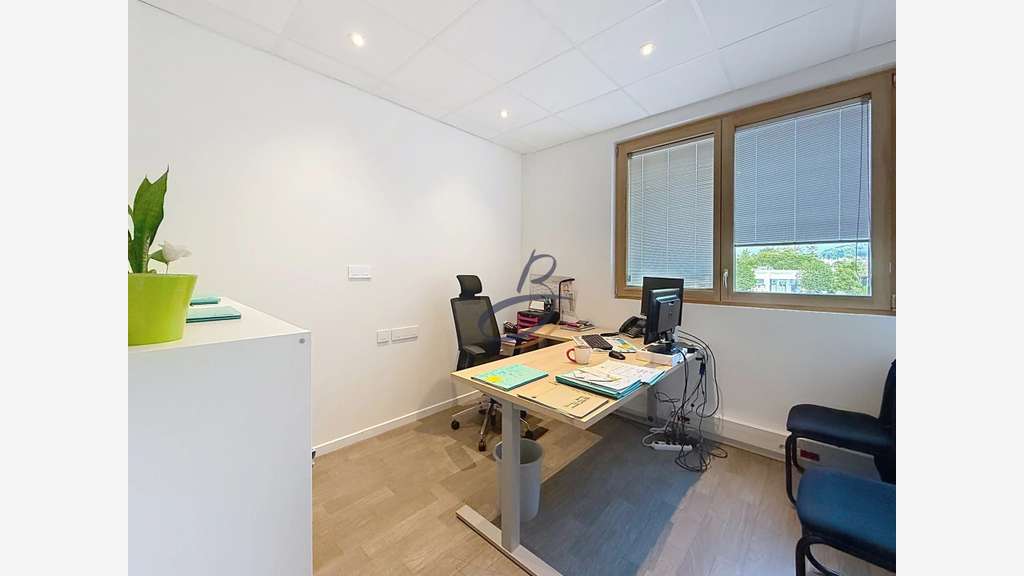 Loue bureaux de 80m² + 4 parkings Bourgoin-Jallieu