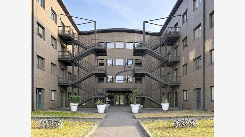 Loue bureaux de 80m² + 4 parkings Bourgoin-Jallieu