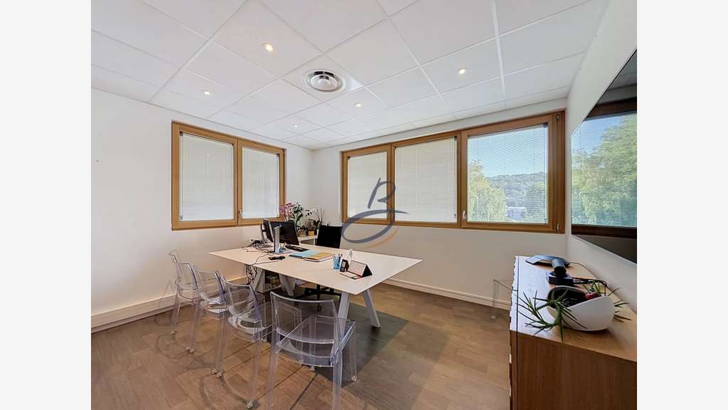 Loue bureaux de 80m² + 4 parkings Bourgoin-Jallieu