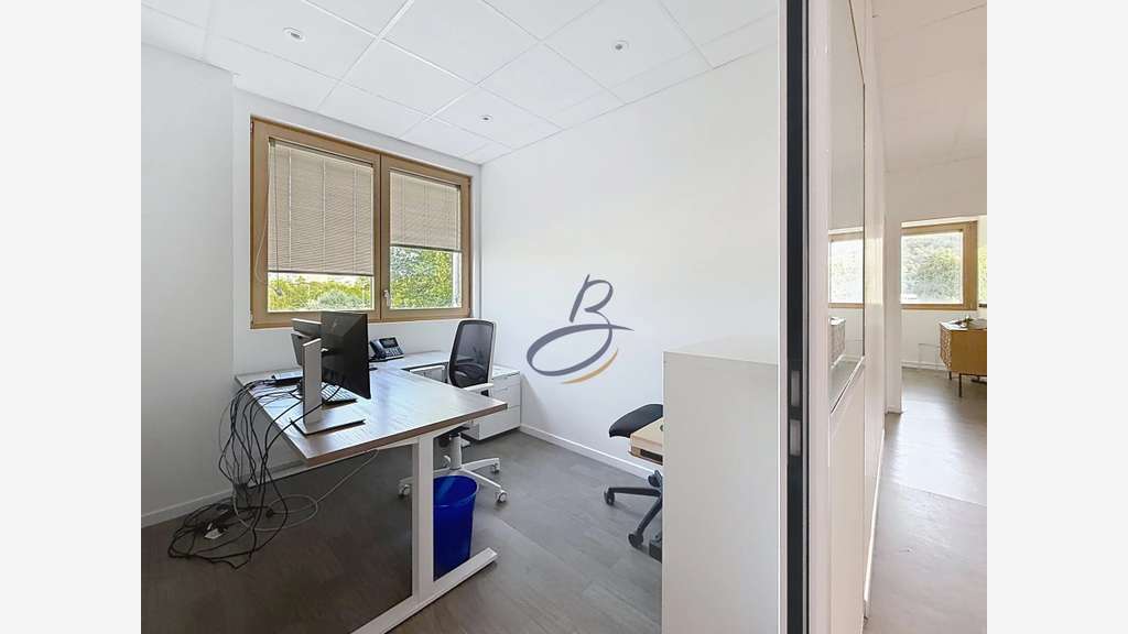 Loue bureaux de 80m² + 4 parkings Bourgoin-Jallieu