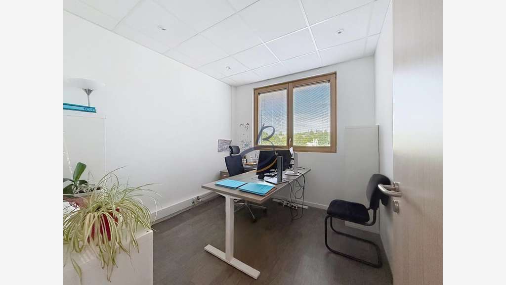 Loue bureaux de 80m² + 4 parkings Bourgoin-Jallieu
