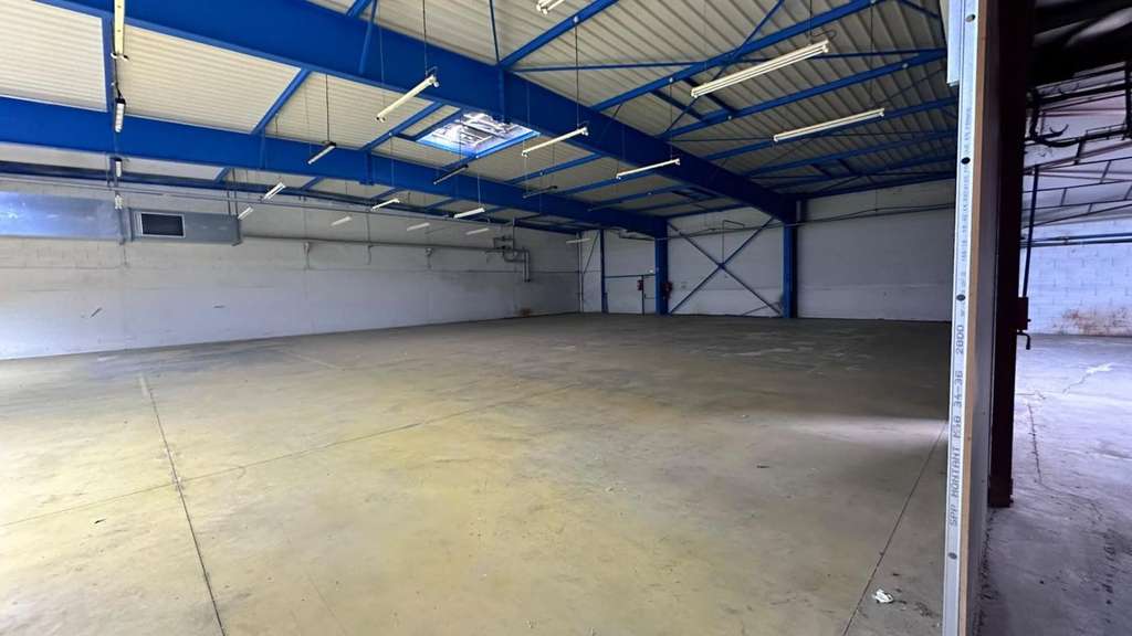 A louer entrepôt 2530m² à Bressuire Bld de Thouars