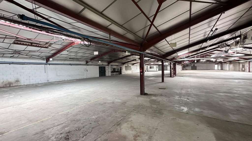 A louer entrepôt 2530m² à Bressuire Bld de Thouars