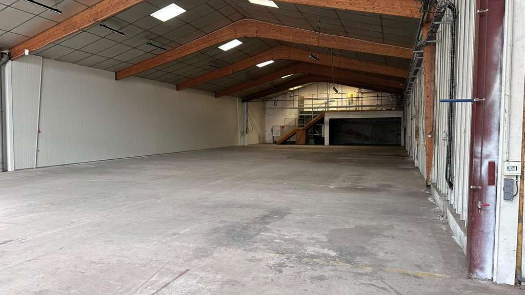 A louer entrepôt 2530m² à Bressuire Bld de Thouars