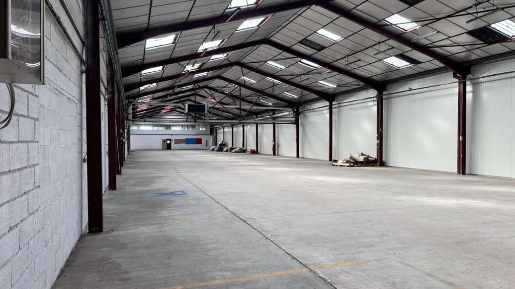 A louer entrepôt 2530m² à Bressuire Bld de Thouars