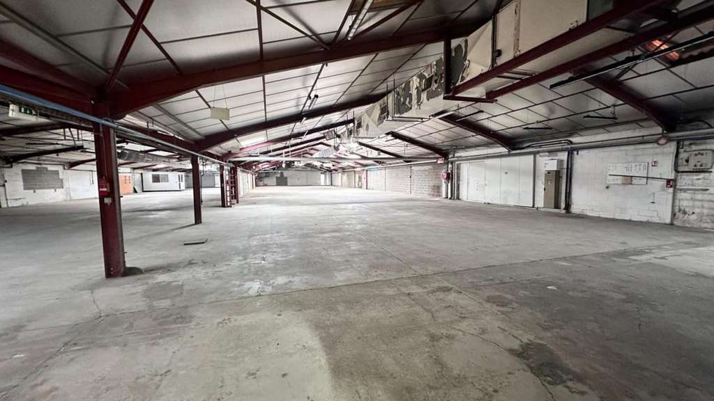 A louer entrepôt 2530m² à Bressuire Bld de Thouars