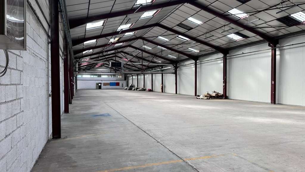 A louer entrepôt 2530m² à Bressuire Bld de Thouars