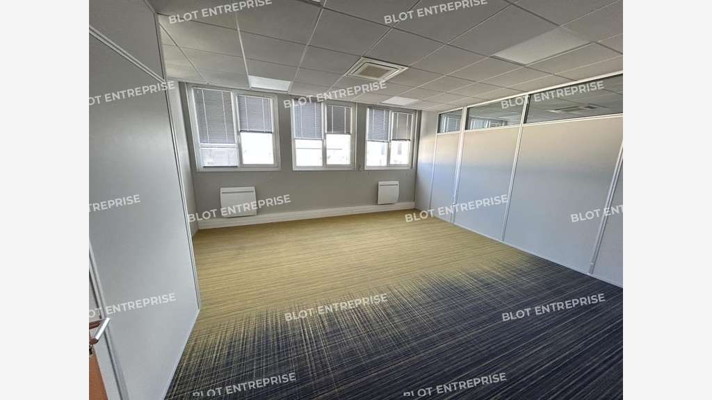 A louer bureaux rénovés 321m² R+2 à Brest Kergonan